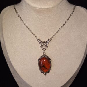 Collier pendentif en argent – Résine artistique rouge à inclusions