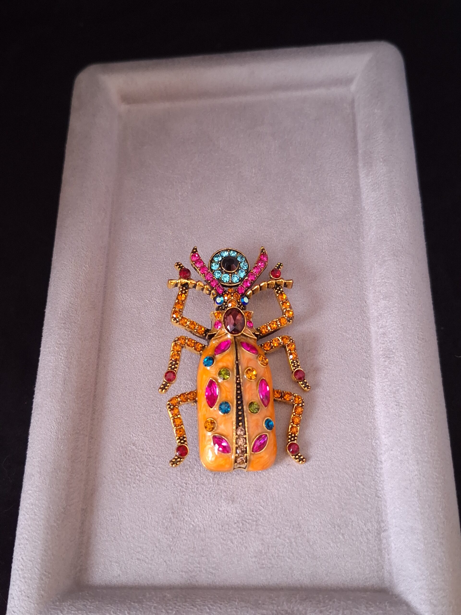 Broche scarabée en alliage et CZ
