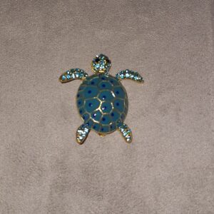 Broche Tortue Bleu Océan – Alliage Doré & Pierres CZ