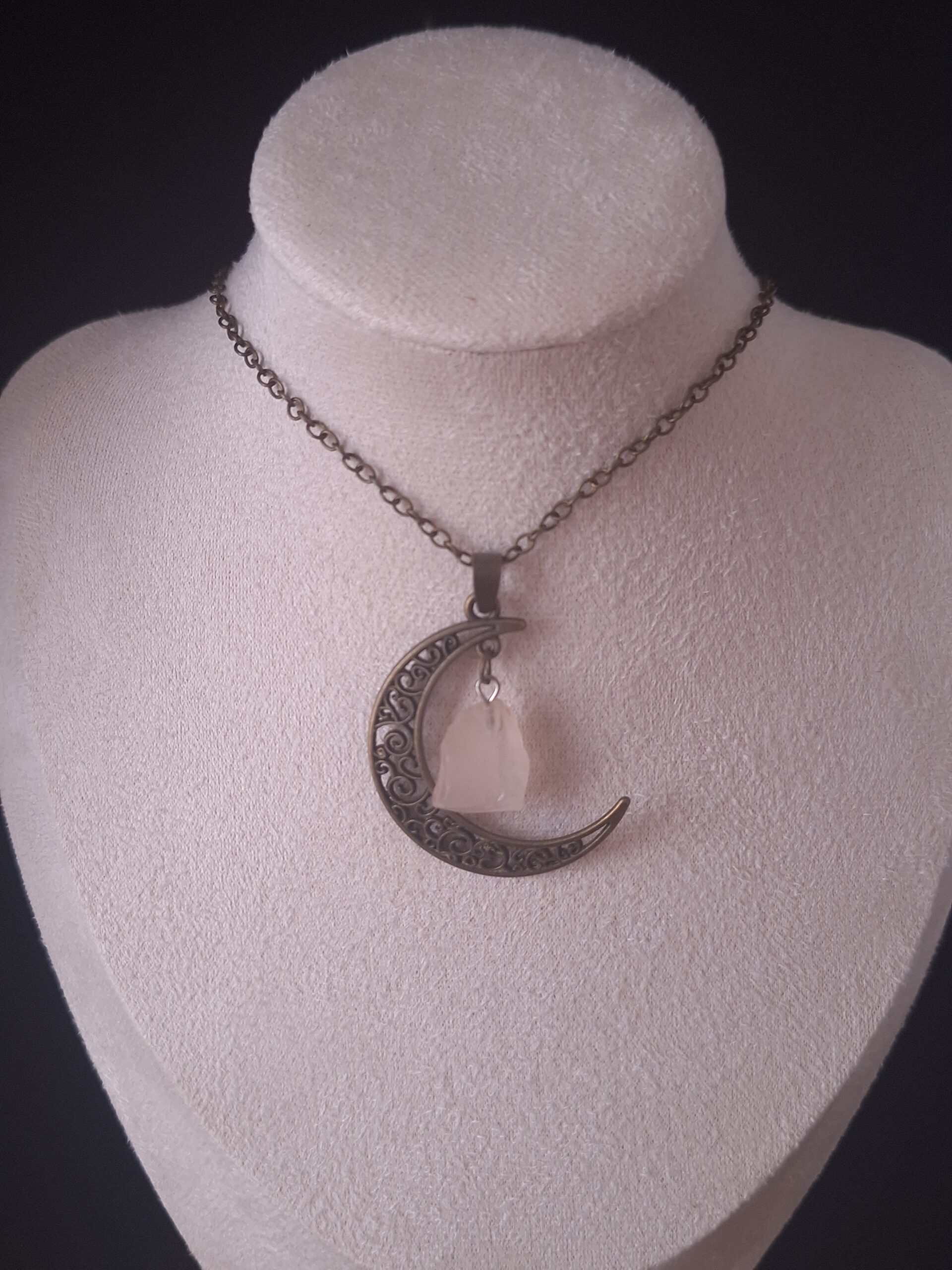 Pendentif en alliage demi-lune cristal rosâtre