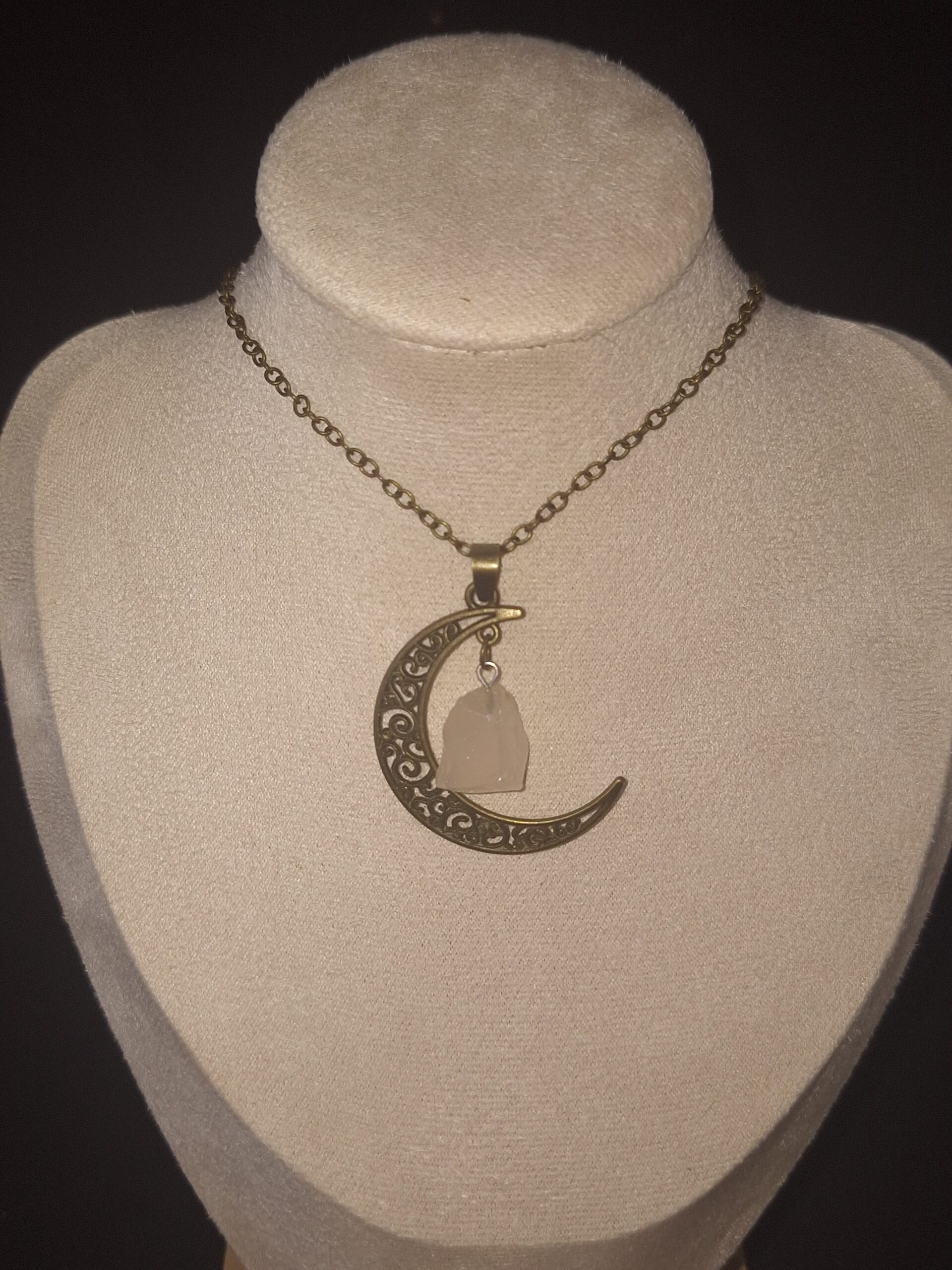 Pendentif en alliage demi-lune cristal rosâtre