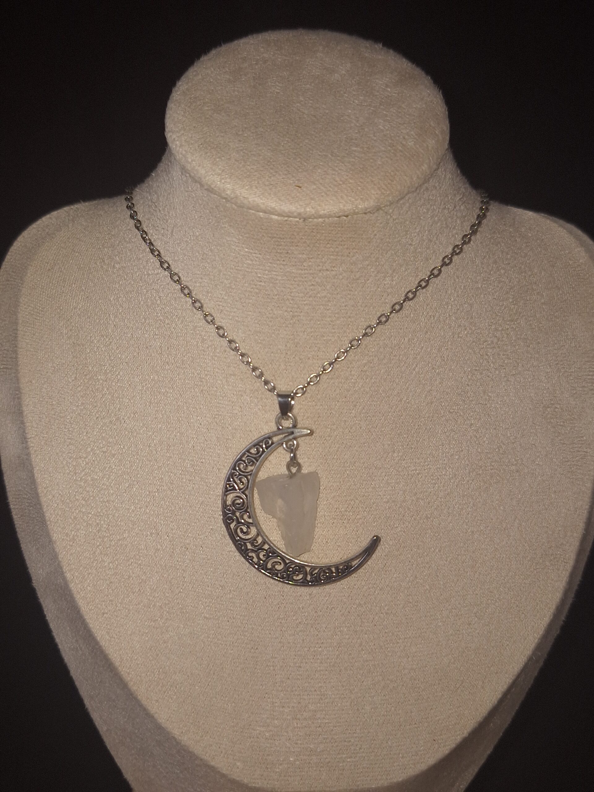 Pendentif en alliage demi-lune cristal roche