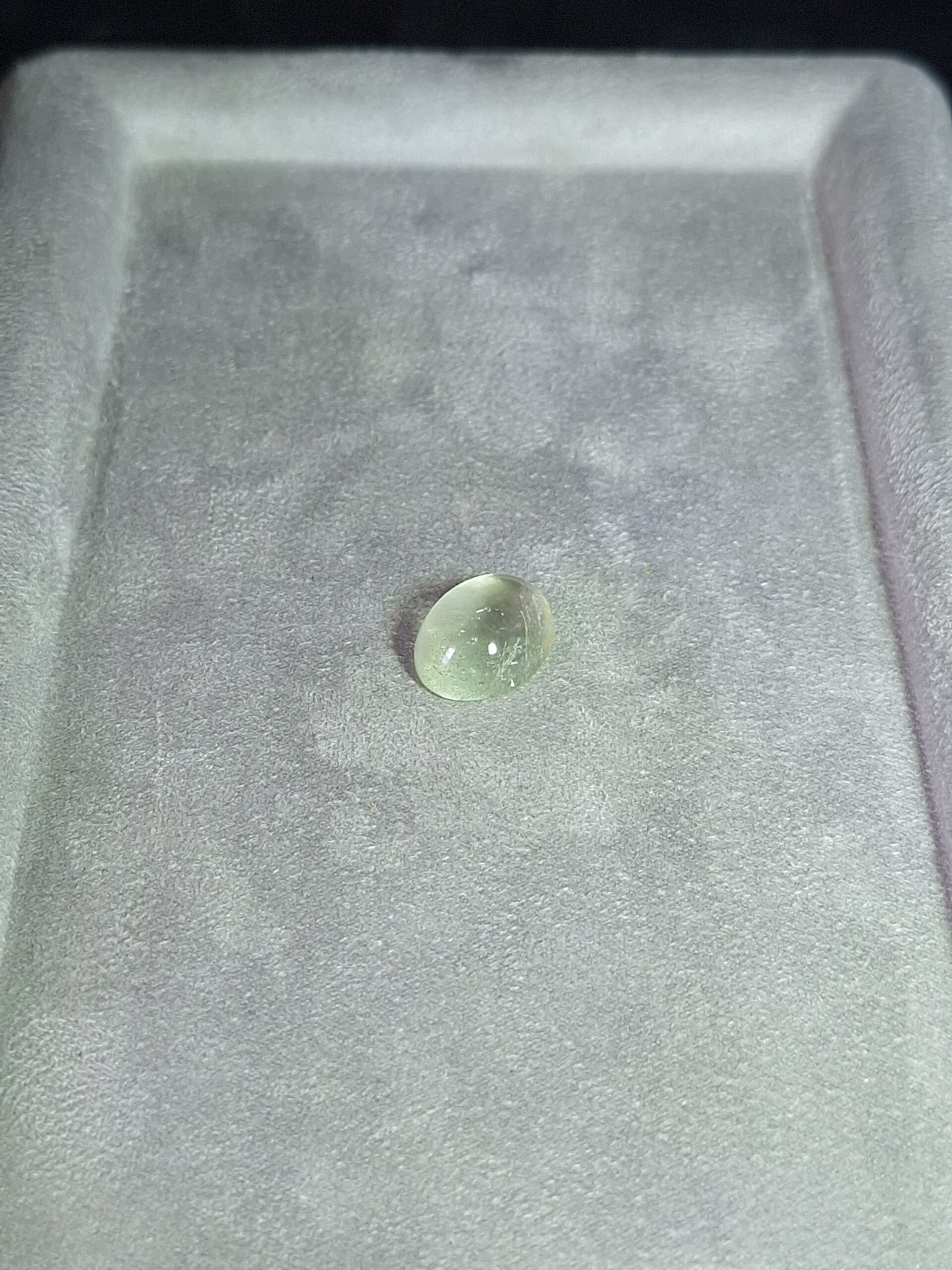 Béryl vert cabochon ovale