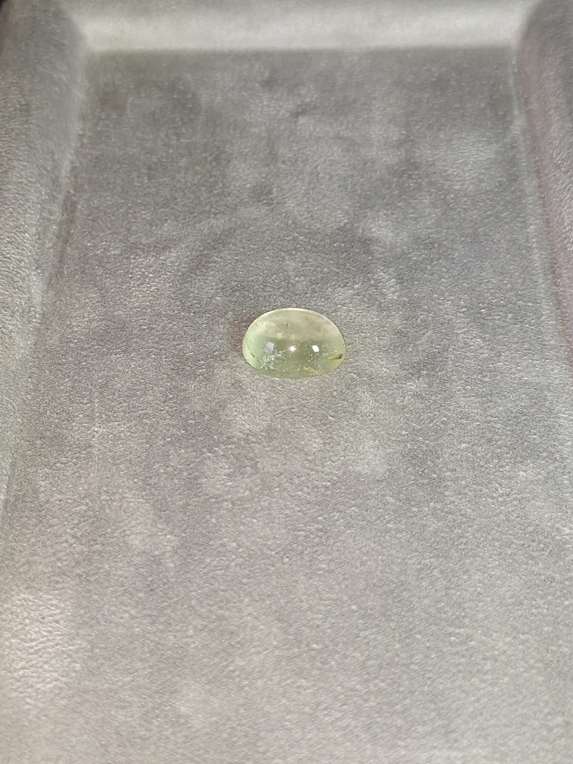 Béryl vert cabochon ovale