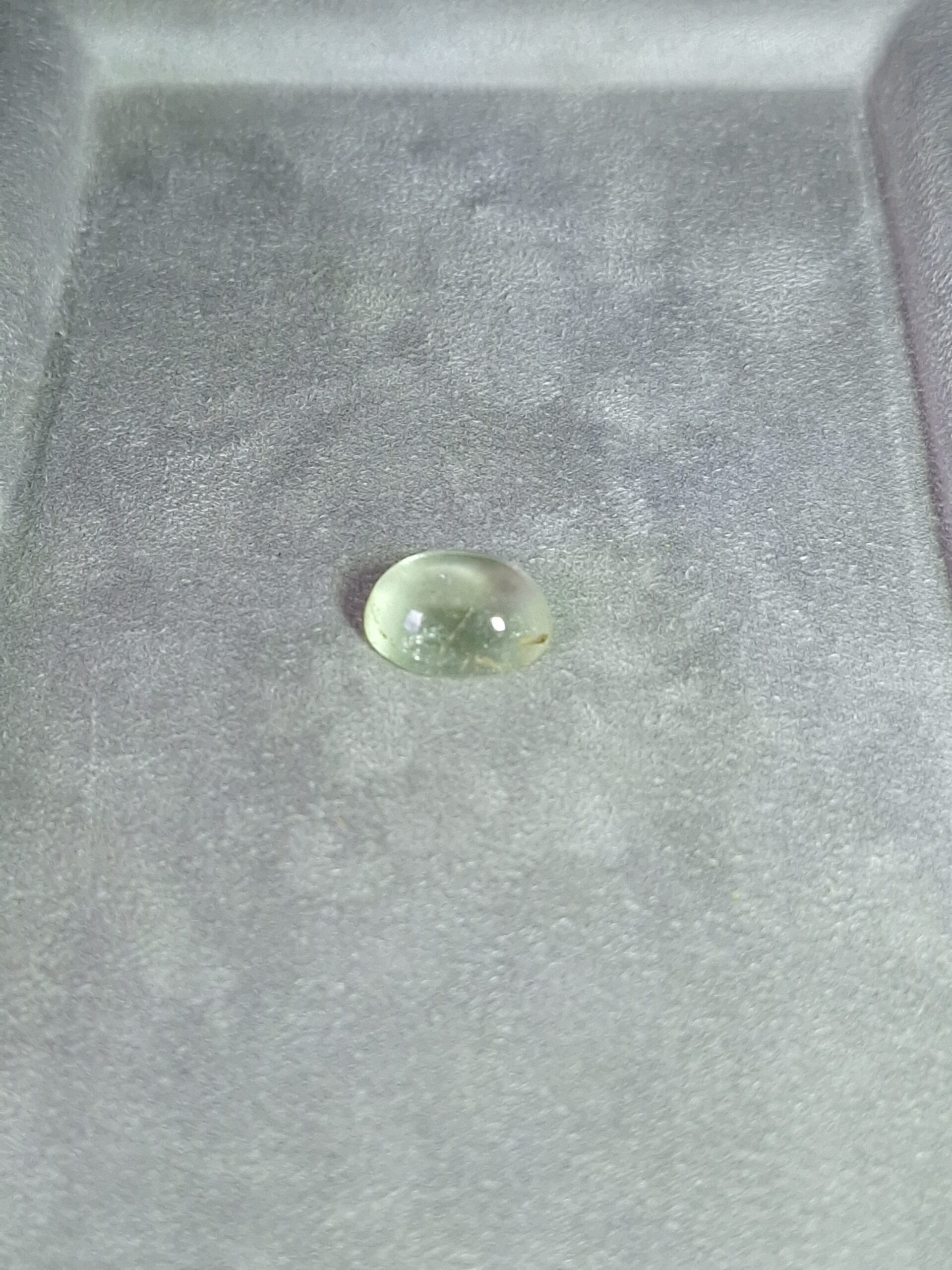 Béryl vert cabochon ovale