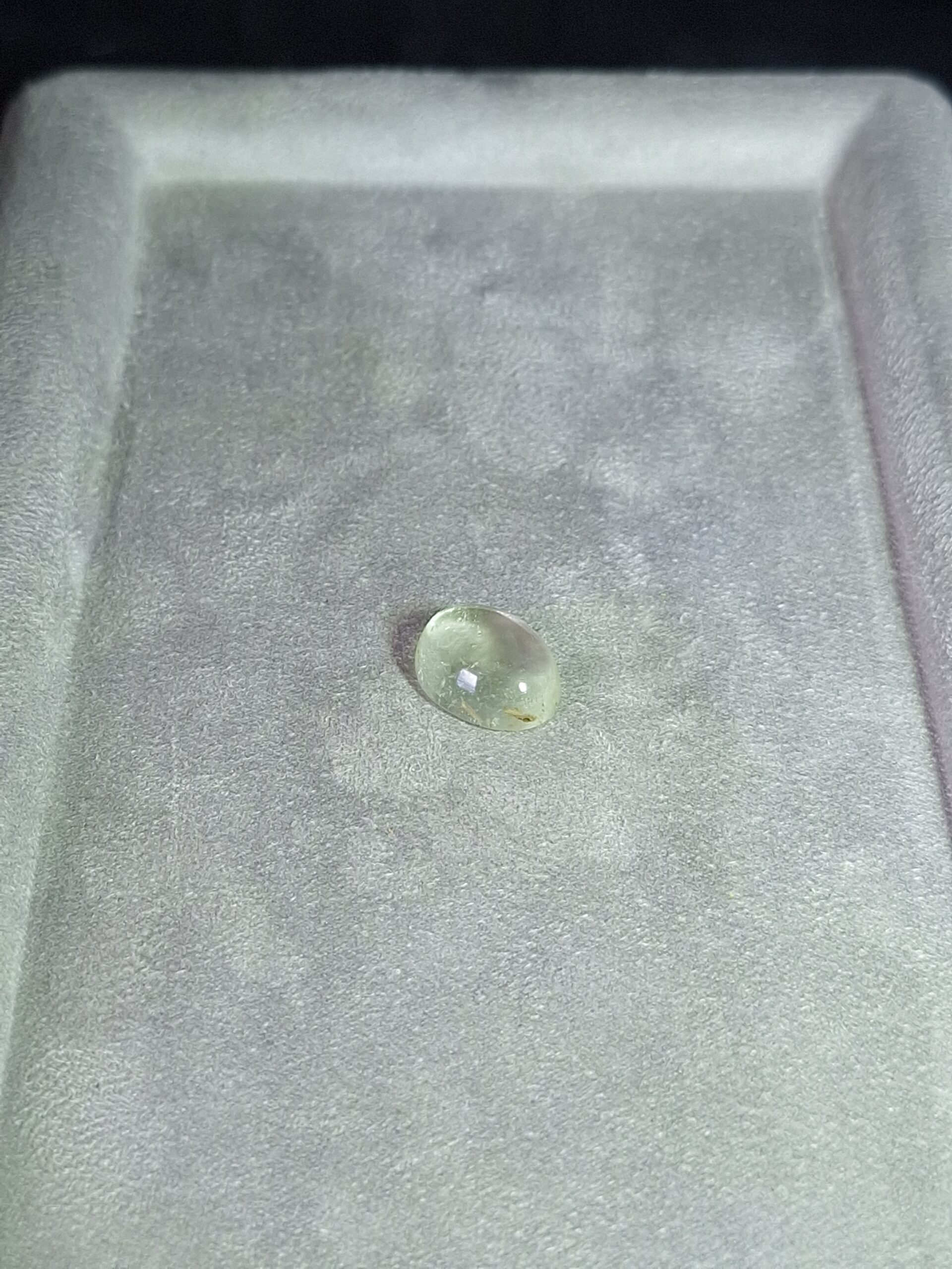 Béryl vert cabochon ovale