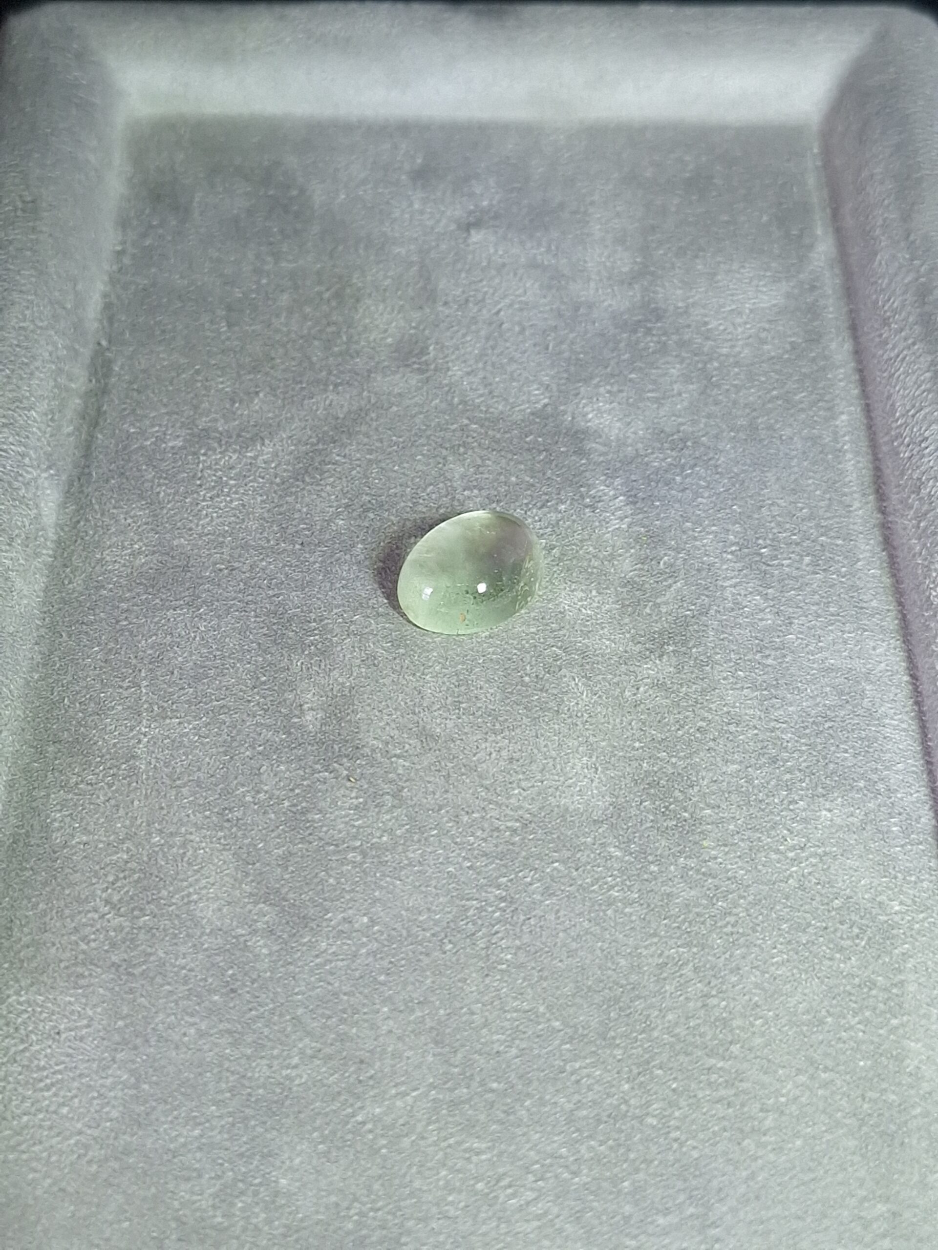 Béryl vert cabochon ovale