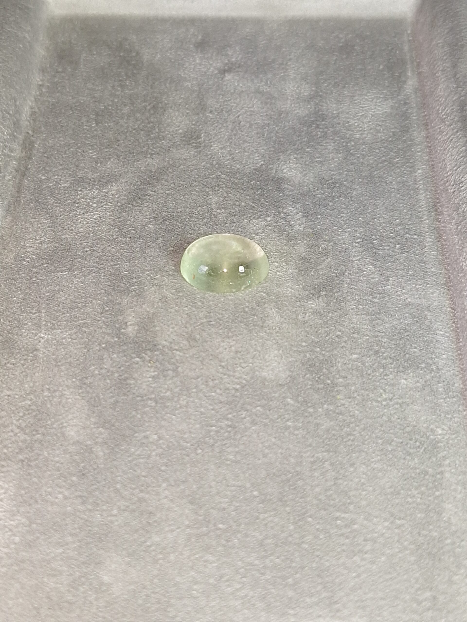 Béryl vert cabochon ovale