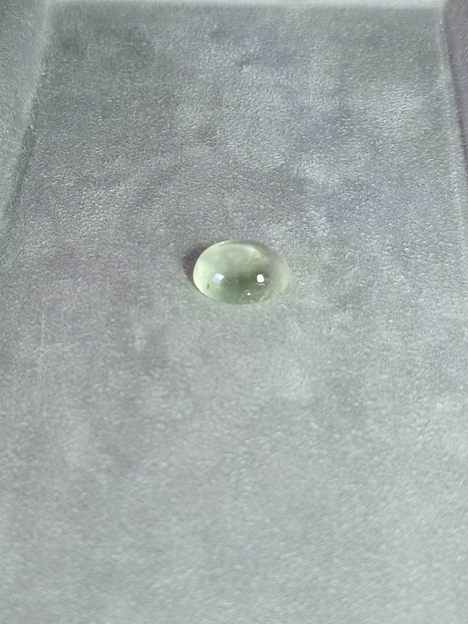 Béryl vert cabochon ovale