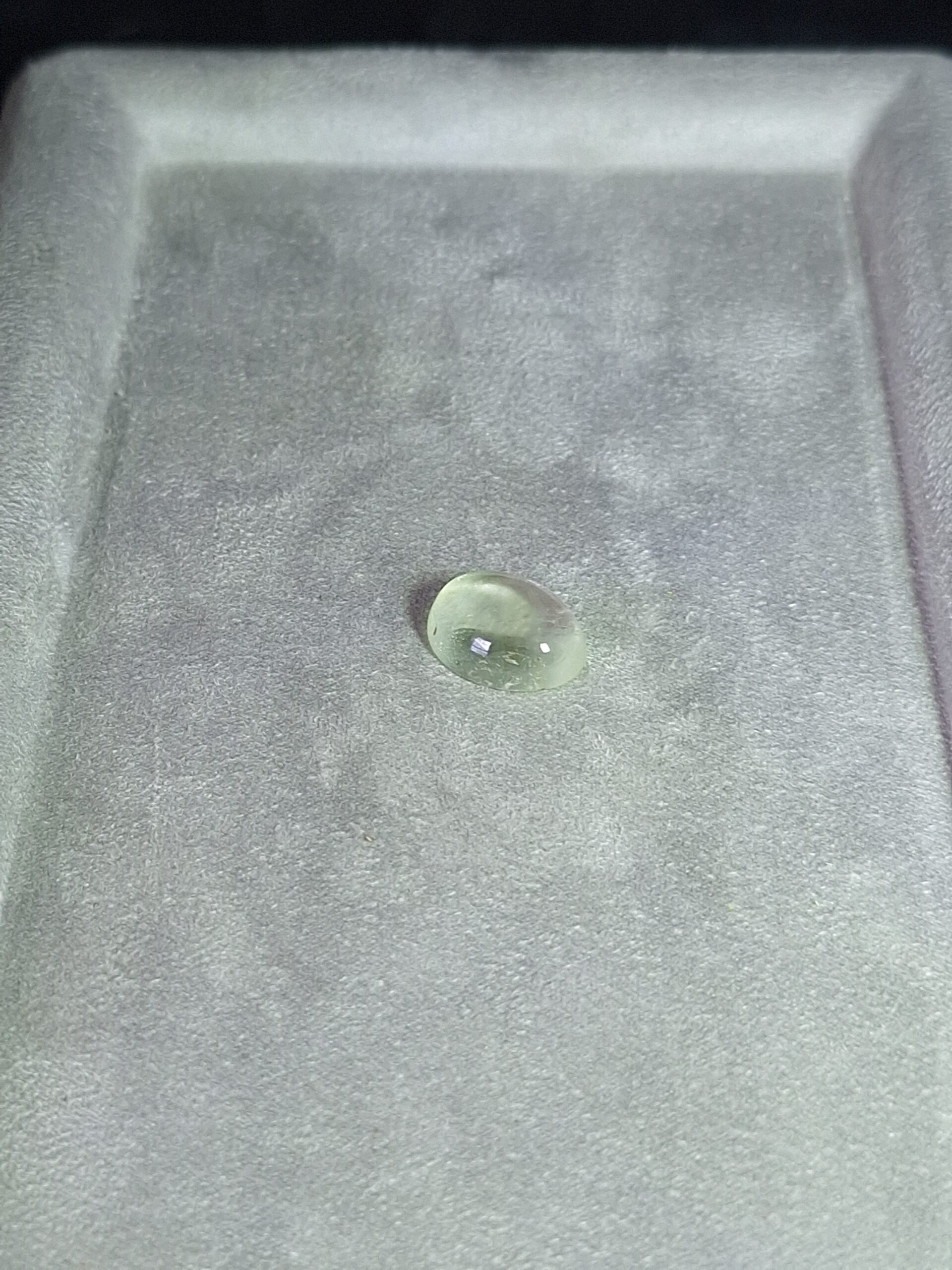 Béryl vert cabochon ovale