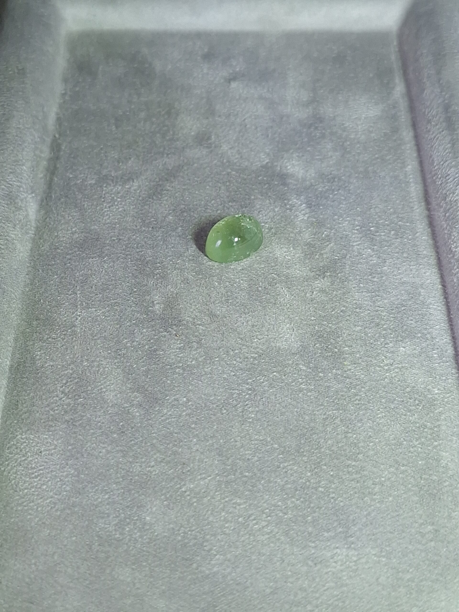 Béryl vert cabochon ovale