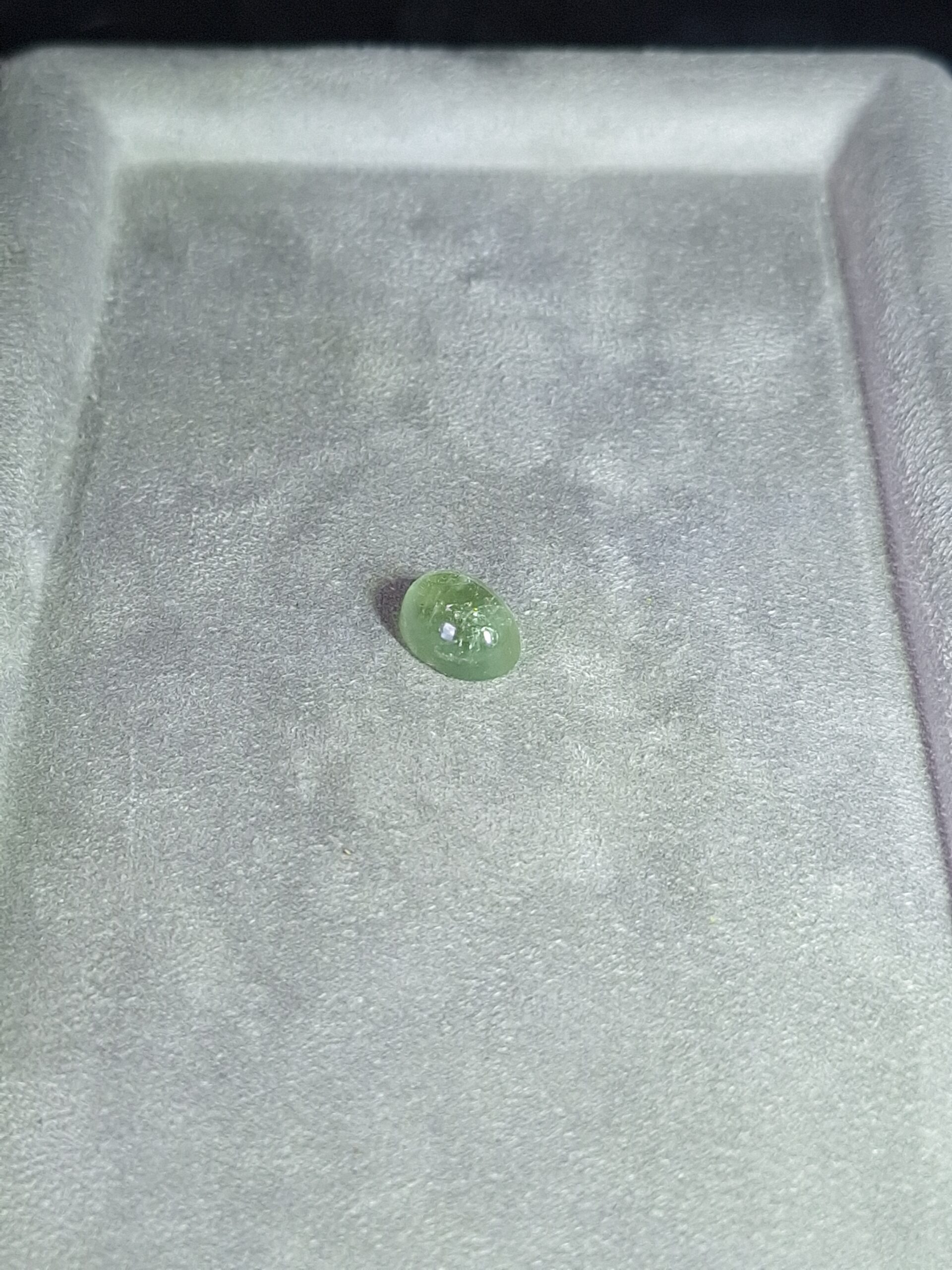 Béryl vert cabochon ovale