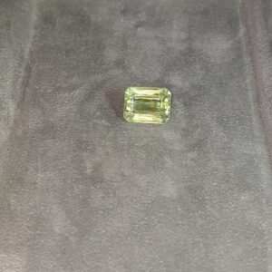Béryl vert-jaunâtre naturel – Taille rectangle pan coupé – 13,60 ct