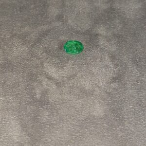 Émeraude naturelle – Taille ovale – 1.30 ct