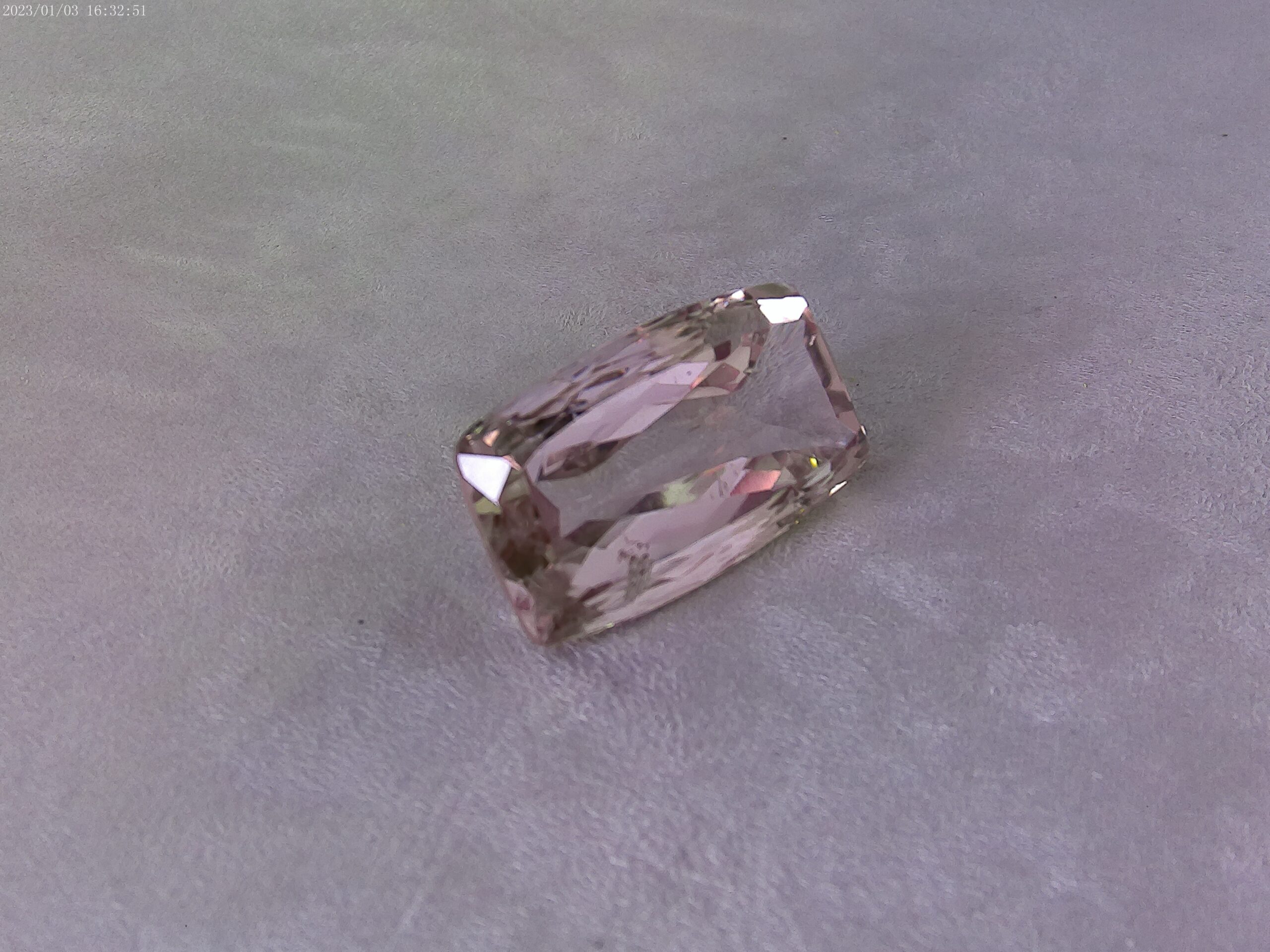Kunzite taille coussin mixte naturelle