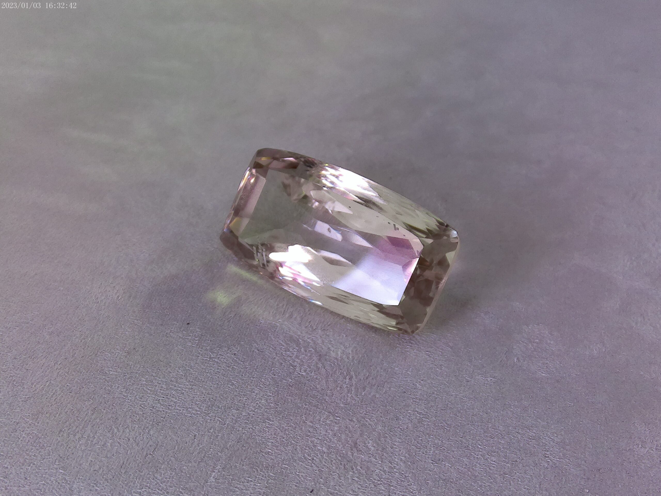 Kunzite taille coussin mixte naturelle
