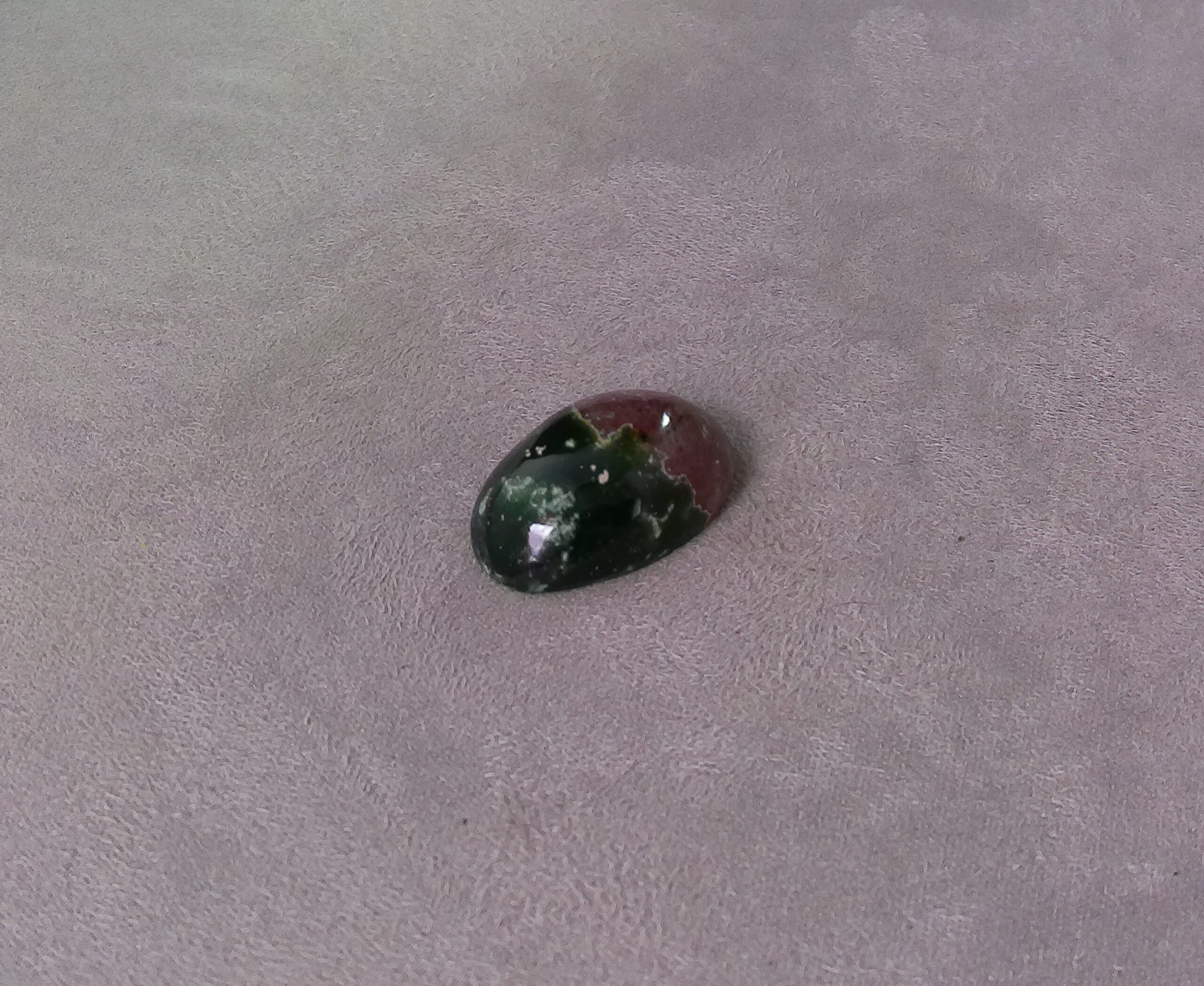 Jaspe bicolore cabochon ovale