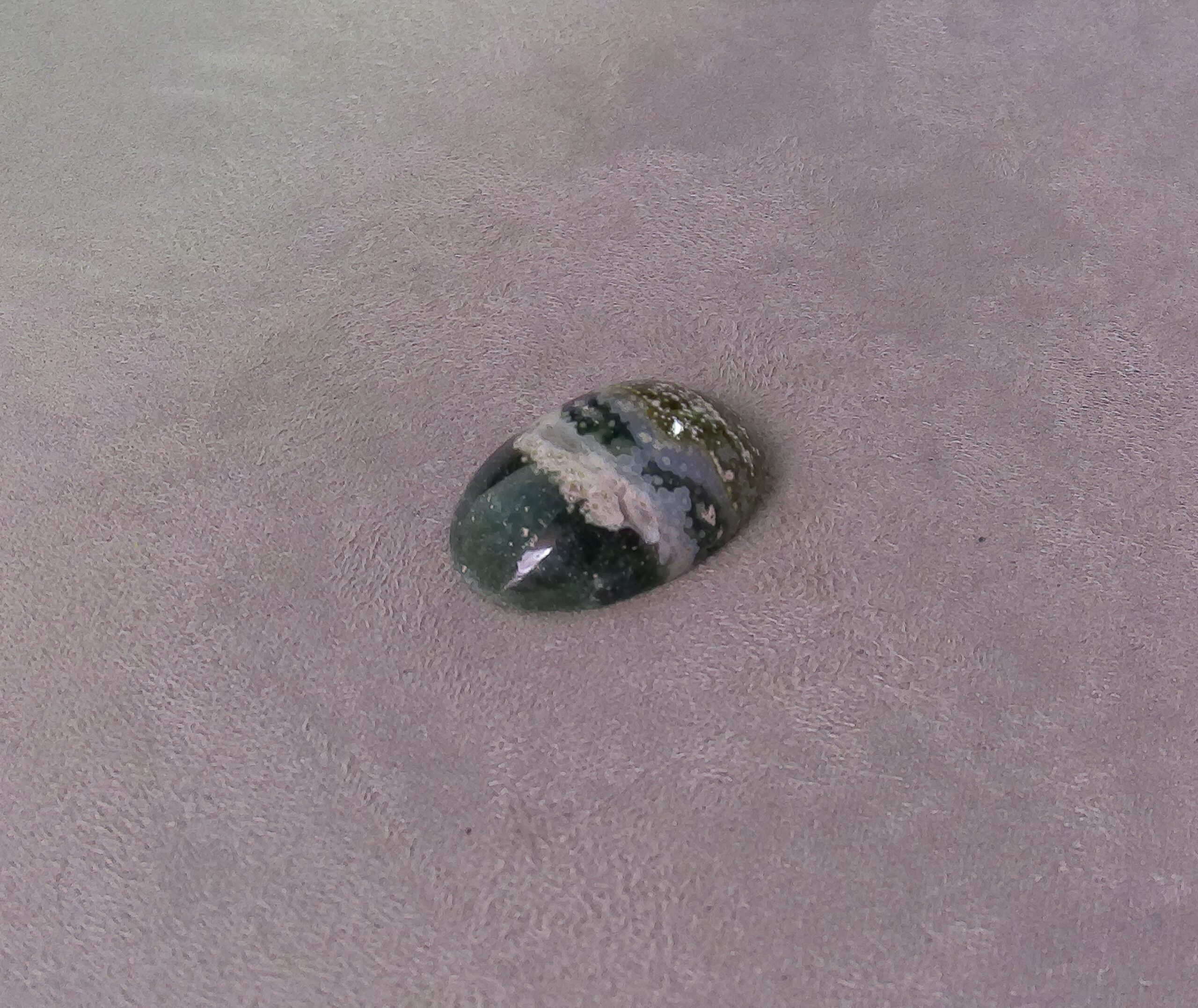 Jaspe bicolore cabochon ovale