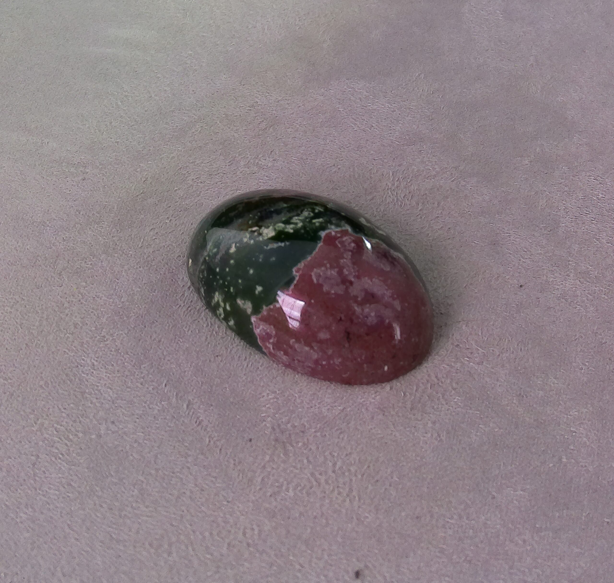 Jaspe bicolore cabochon ovale