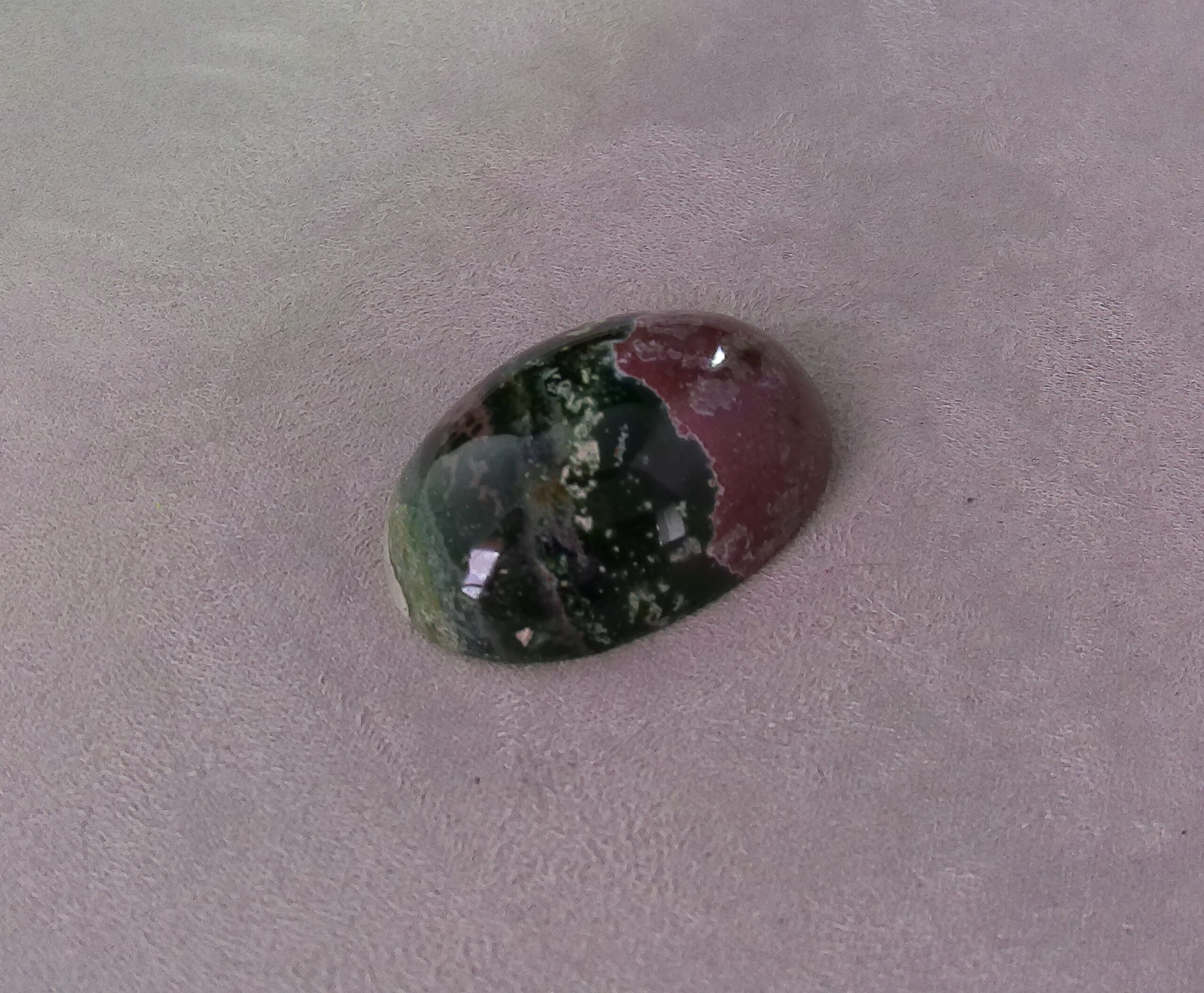 Jaspe bicolore cabochon ovale