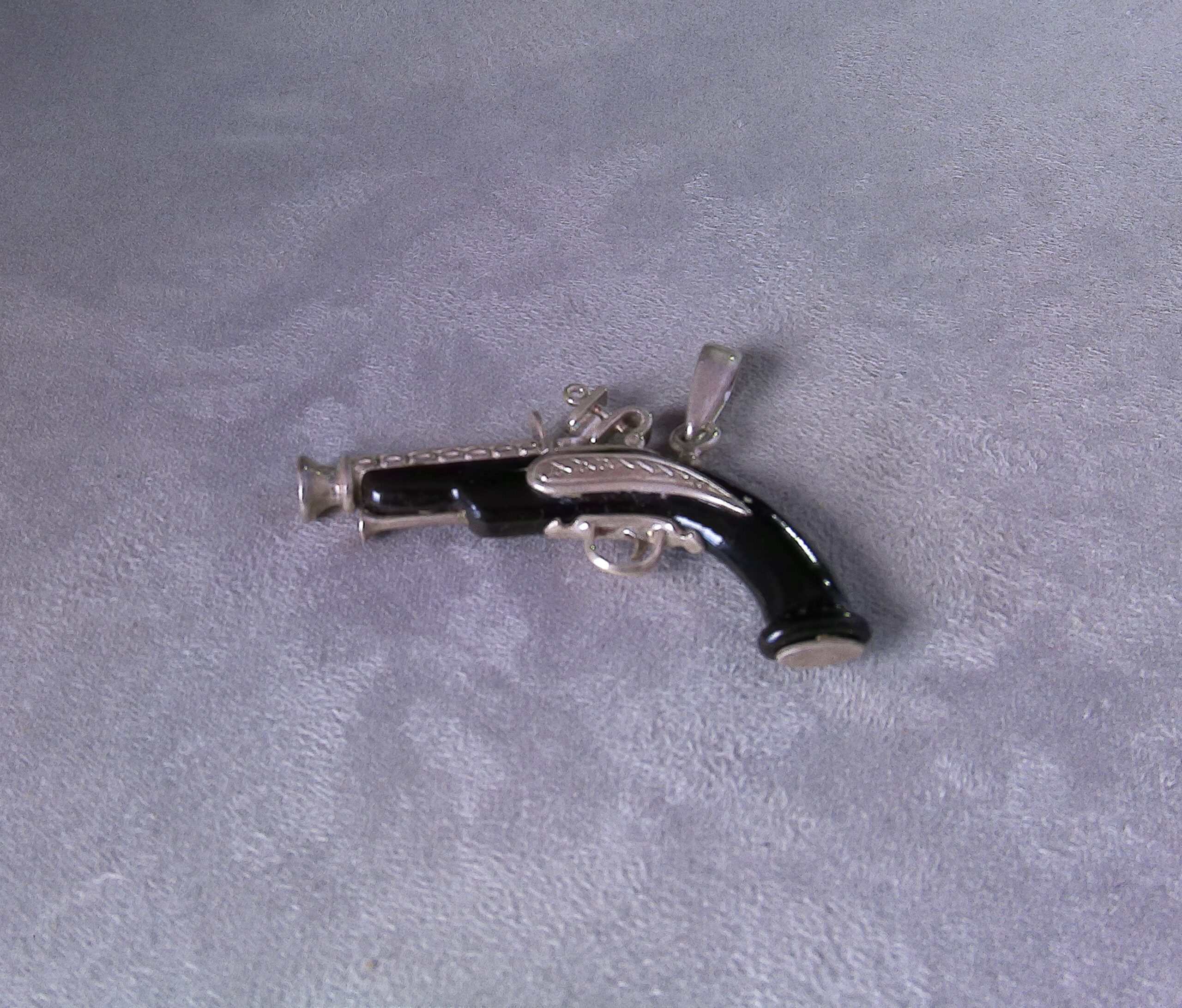 Pendentif pistolet en argent bois de rose